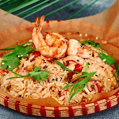 Cơm rang с креветками и овощами в Pho Bo и Том Ям по цене 399 ₽