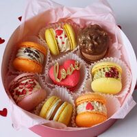 Макаруны с разными вкусами XL ассорти в подарочной круглой коробке в Miracle bakery