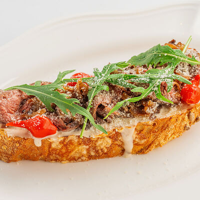 Брускетта с ростбифом в Morricone pizza & wine по цене 690 ₽