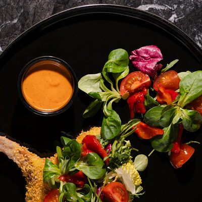 Хрустящий свиной шницель с легким салатом и соусом ромеско в Наша хвоя по цене 990 ₽