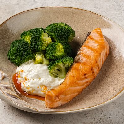 Стейк из дикого лосося с брокколи и трюфельным соусом в Ресторан Европа по цене 1400 ₽