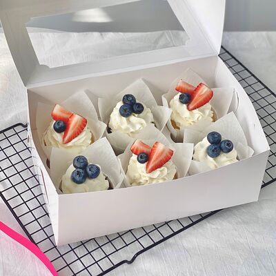 Капкейки с голубикой и клубникой в Cosmo Сakery по цене 2100 ₽