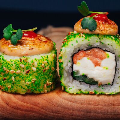 Калифорния с лососем под острым ями в Sushi Booffet по цене 690 ₽