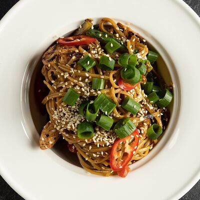 Паста в азиатском стиле с курицей в Пицца да Спагетти по цене 835 ₽