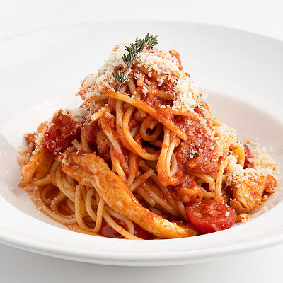 Спагетти в томатном соусе с курицей в Udcкафе Upside Down Cake по цене 590 ₽