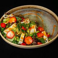 Салат с кальмаром и клубникой в Кабуки