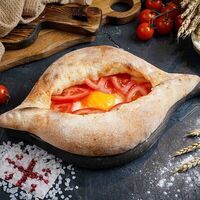 Хачапури по-аджарски с помидорами и шпинатом в Чинтамани