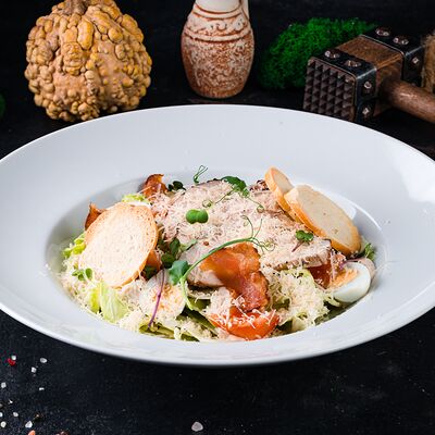 Салат Цезарь с индейкой в ШКВАРКИ по цене 20 р.