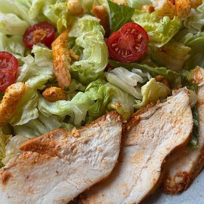 Салат Цезарь в ОКофе по цене 580 ₽