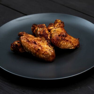 Крылья куриные на мангале в УГОЛЬ&МЯСО по цене 580 ₽