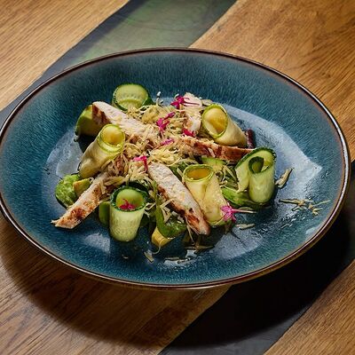 Зелёный салат с курицей и авокадо в Puerto Madero по цене 1120 ₽