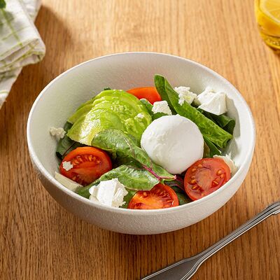 Зеленый салат с сыром и яйцом в Шоколадница по цене 410 ₽