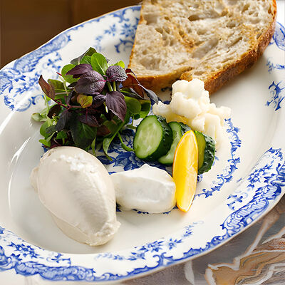 Паштет из стерляди со свежеиспеченным тартином в Joli grand bistrot по цене 1550 ₽