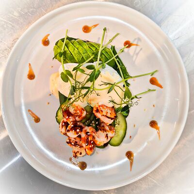 Ремесленный тост Три семечки с креветками, соусом терияки и яйцом пашот в Панеттоле по цене 605 ₽