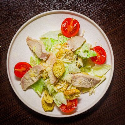 Салат Цезарь с курицей в Суши бай Б по цене 315 ₽