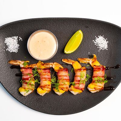 Креветки в беконе в Harats pub по цене 890 ₽