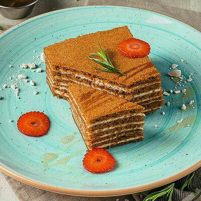 Десерт Медовик в Баклажан в ТЦ 