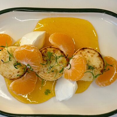 Сырники с мандаринами и сметаной в SOVA по цене 790 ₽