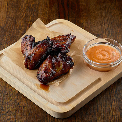 Куриные крылья в соусе барбекю в Craft Lab Cafe по цене 440 ₽