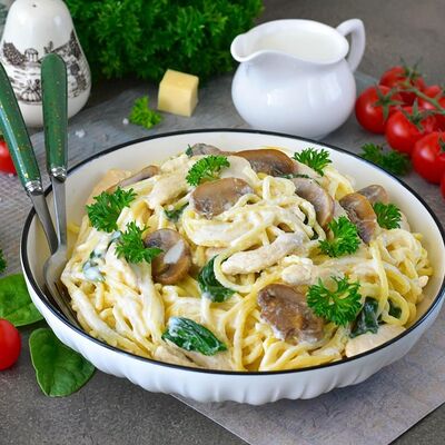 Спагетти с курицей и грибами в Жара по цене 540 ₽
