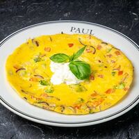 Запечённый омлет с овощами и страчателлой в Paul