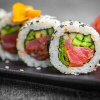 Икура маки в Uchu Sushi Yaki