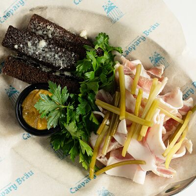 Сало домашнего посола с черемшой и гренками в CASPARY BRAU по цене 490 ₽