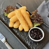 Жареная моцарелла со смородиновым компоте в В Питере пить