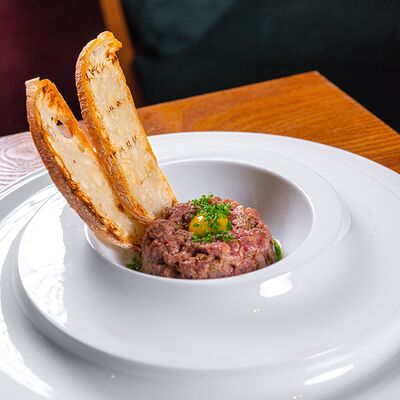 Тартар из говядины с обоженным краем и трюфельным айоле в Just Residence по цене 1100 ₽