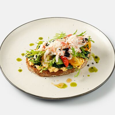 Тост с камчатским крабом в Coffee Boom по цене 1300 ₽