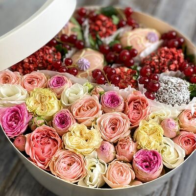 Клубника в шоколаде и розы в подарочной коробкев Buketonline - Съедобные букеты и клубника в шоколаде по цене 5500 ₽