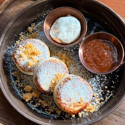 Домашние сырники с карамелью в Obakery по цене 530 ₽