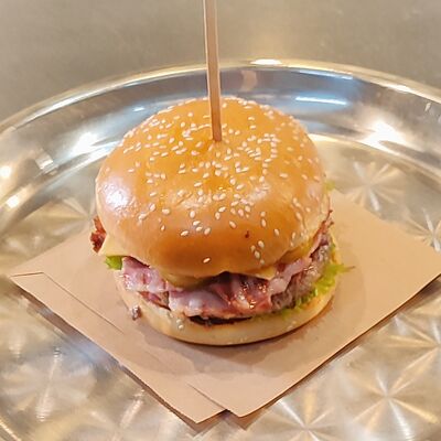 Чизбургер говяжий с беконом в ШаурХолл по цене 580 ₽