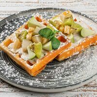 Вафли с крем-чиз и свежими фруктами в Coffee muse