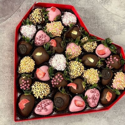 Клубника в молочном и белом шоколаде большое сердце в Lipatik sweets по цене 4590 ₽