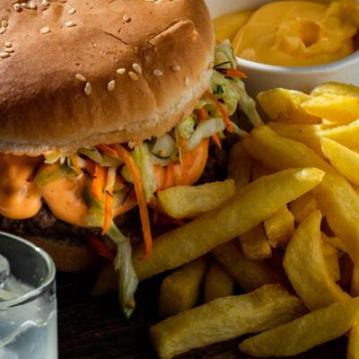 Большой бургер с пенным, картошкой фри, сырным соусом в НУАР по цене 999 ₽