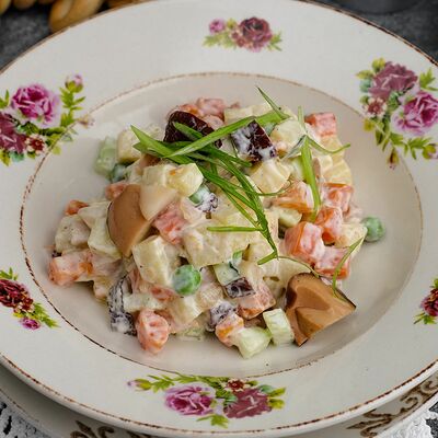 Оливье с белыми грибами в Катюша Katyusha по цене 360