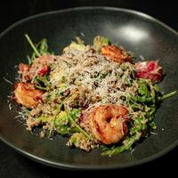 Салат с тигровыми креветкамив Beverly