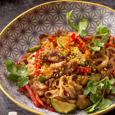 Wok c курицей и ореховым Терияки в Хариzма по цене 490 ₽