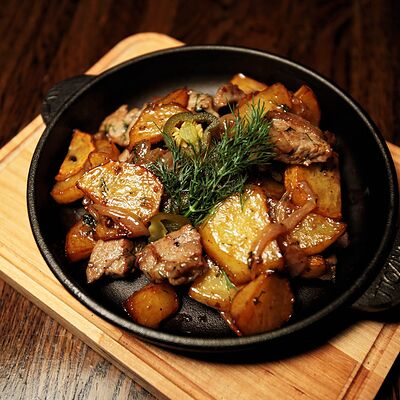 Жаренный картофель по Мюнхенски со свининой в Рога Лося по цене 380 ₽