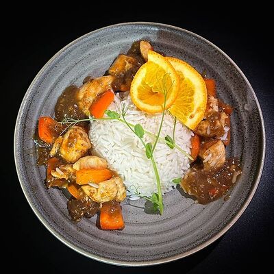 Курица в апельсиновом соусе и рисом в MAO lounge bar по цене 625 ₽