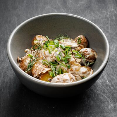 Жареная картошка с белыми грибами в сметанном соусе в Лимонад loft bar по цене 575 ₽