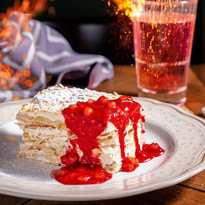 Карамельный мильфей с тартаром из клубники в Фюнамбюль по цене 520 ₽