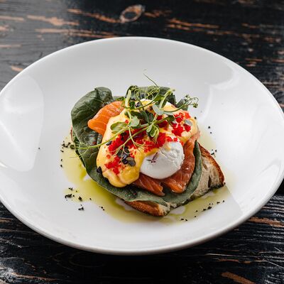 Бенедикт с лососем в Just Bar & Kitchen по цене 830 ₽