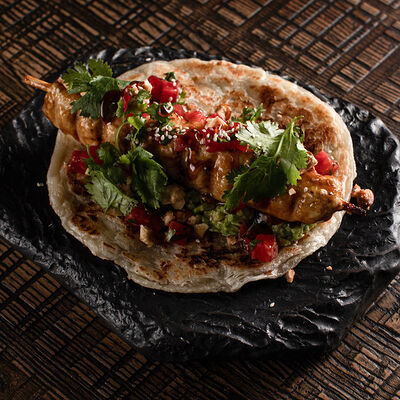 Куриный кебаб в соусе унаги-юдзу и гуакамоле в Asian Hands по цене 1140 ₽