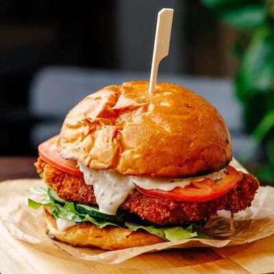 Бургер с хрустящей курицейв Кочевники by Трикони по цене 795 ₽