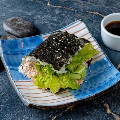 Онигири с тунцом в Пипяо по цене 270 ₽