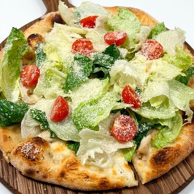 Пицца Его величество Цезарь (30 см) в Хайп Пицца-бар по цене 1390 ₽