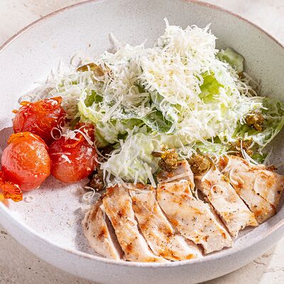 Салат с куриным филе и романо в Abrau Club по цене 860 ₽