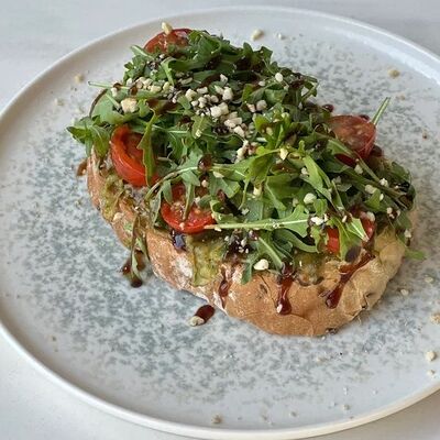 Запеченая брускетта с моцареллой в Prana по цене 490 ₽